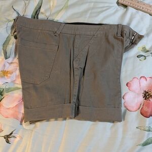 Democracy Women's Olive Green Flat-Front Stretch Shorts